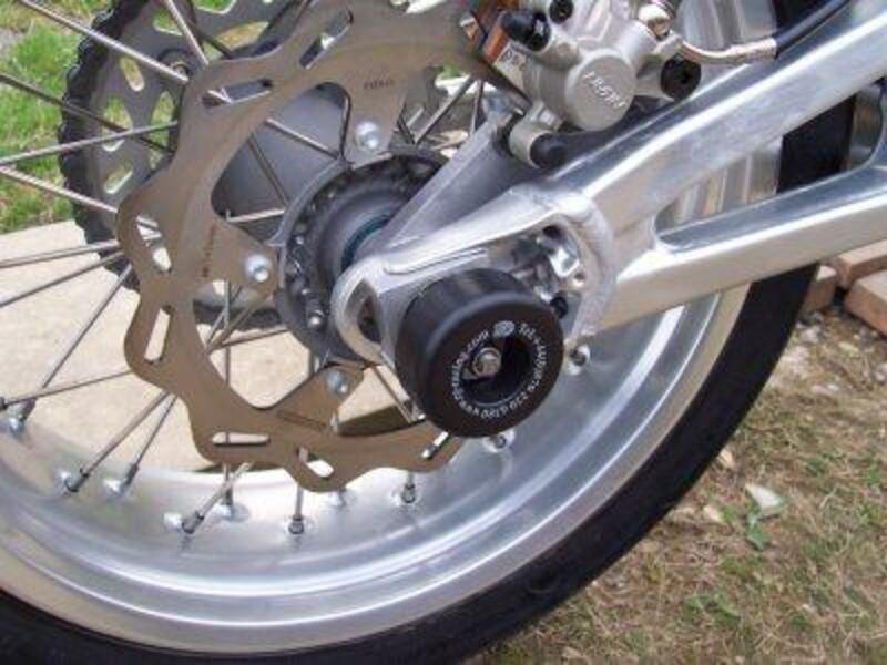 R&G RACING Schwingen- und Hinterradachsschutz für SXV450 550 '06, SL750 SHIVER, 750 DORSODURO